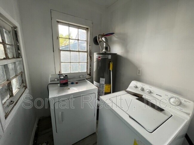 Building Photo - 442 Belleville St