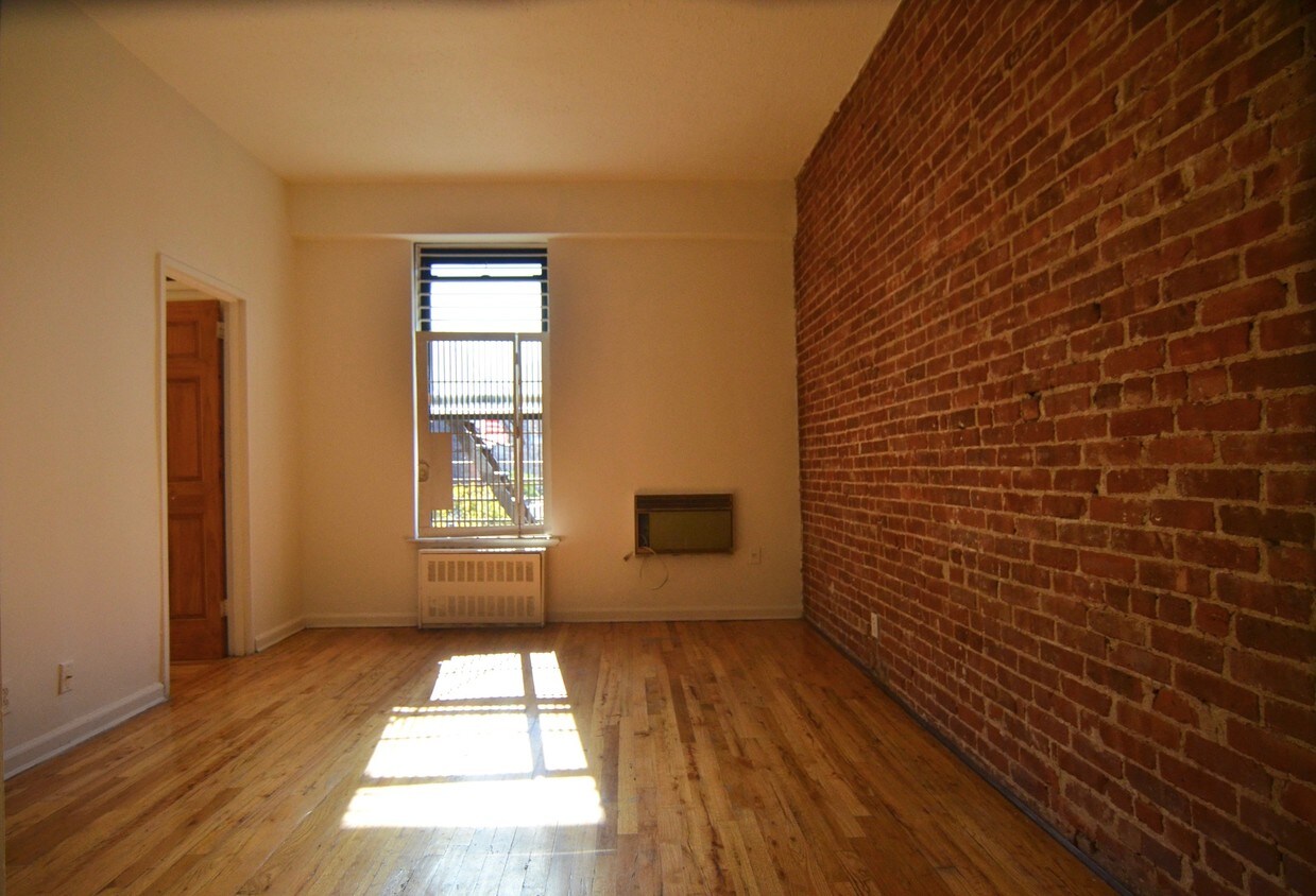 Foto principal - 103 W 77th St