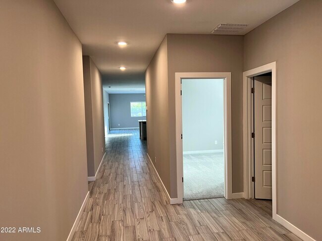 Foto del edificio - 843 E Wiley Way