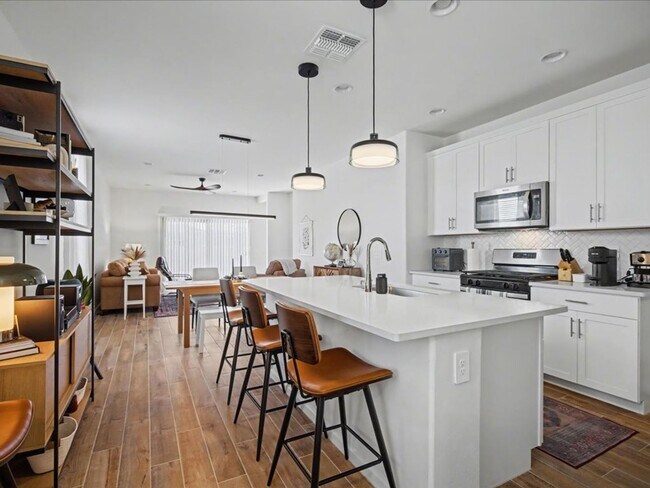 Foto del edificio - Spacious 4-Bedroom Home with Modern Features & EV Charging!