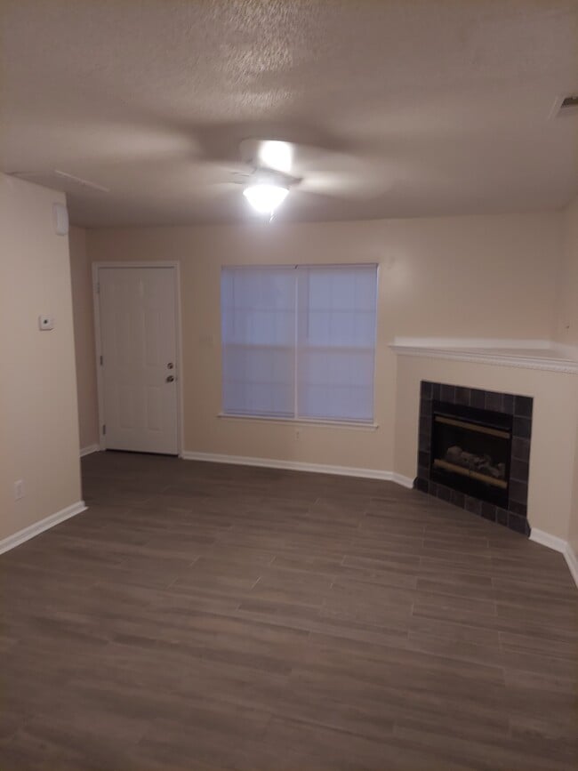 Living Room - 211 Pinegrove Ct