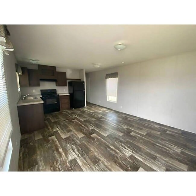 Building Photo - 1521 Thomas Dr