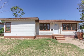 Building Photo - 614 Ridgelea Dr