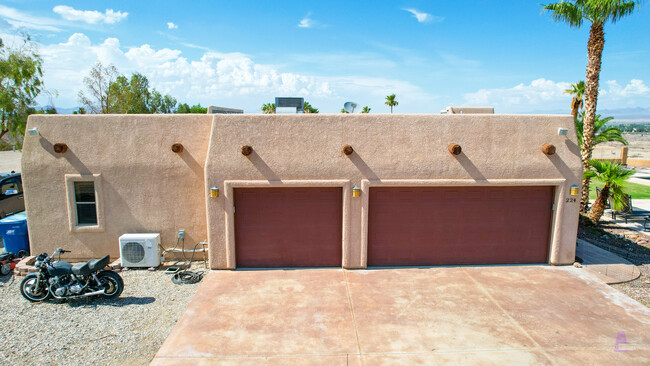 Building Photo - 224 Safari Dr