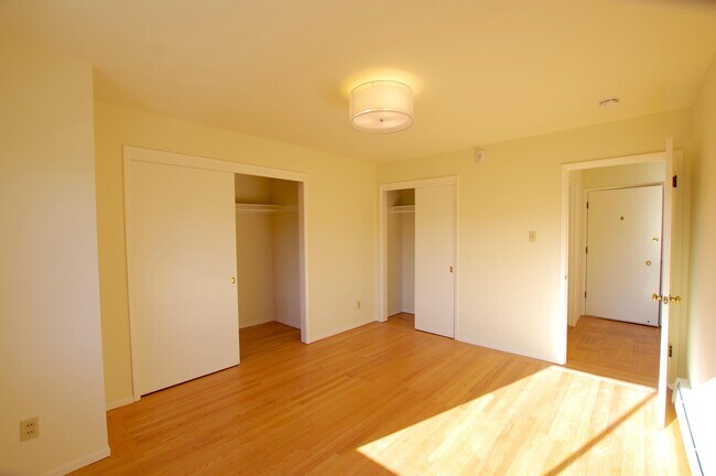 Building Photo - 1295 47th Ave