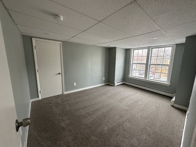 Building Photo - Available Now! Freshly updated 3 Bed/1 Bat...