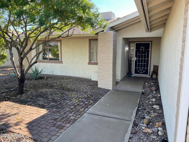 Foto del edificio - Welcome to this charming 2 bedroom, 2 bath...