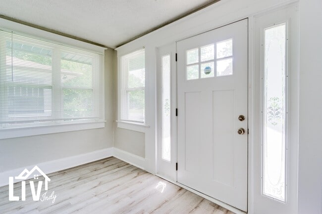 Building Photo - 1037 N Temple Ave