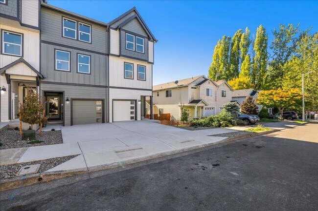 Foto del edificio - Introducing SE 18th Street Townhomes — Six...