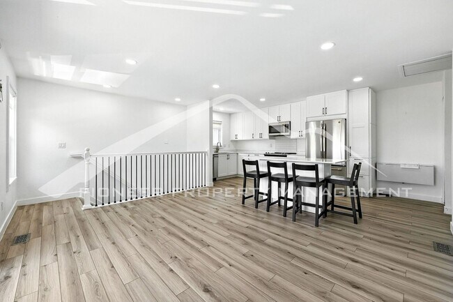 Building Photo - Spacious Townhouse with Washer/Dryer and C...