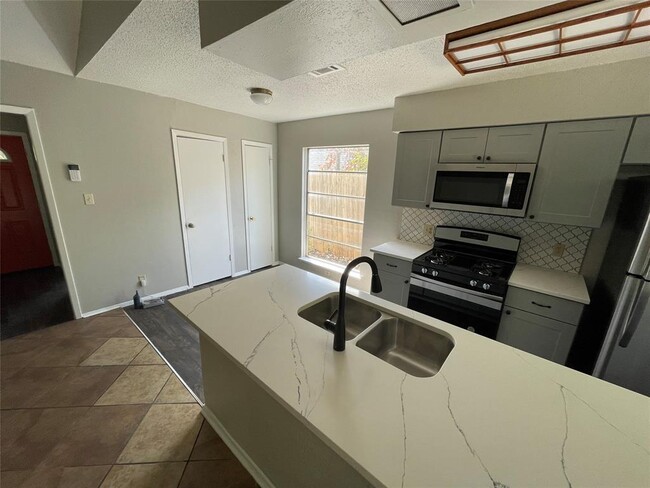 Foto del edificio - 5806 Emerald Forest Dr