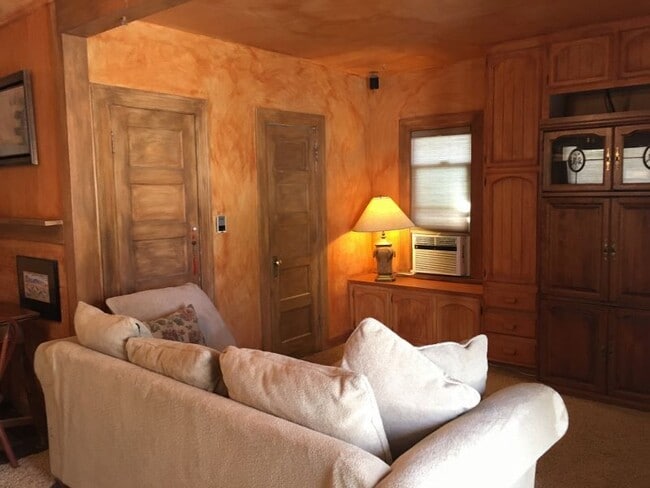 Building Photo - Cute Tucked Away Home