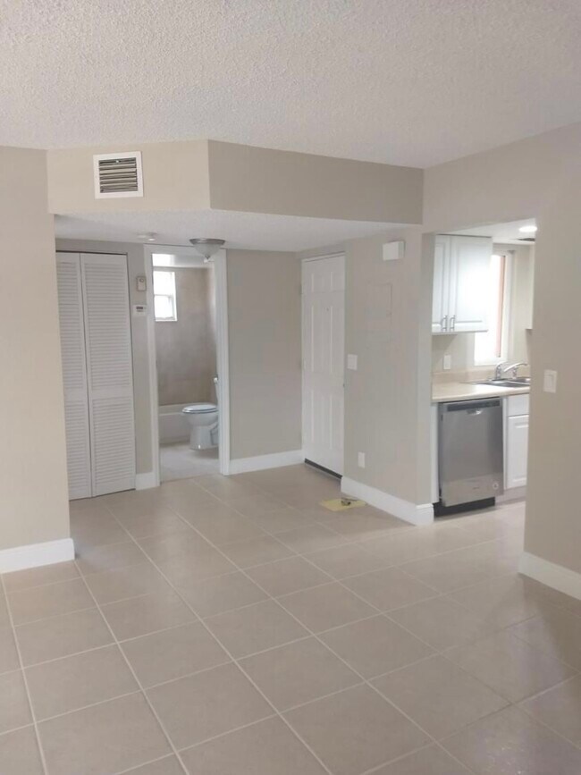 Building Photo - 1503 SE Royal Green Cir