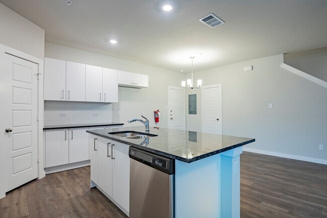 Building Photo - AVAILABLE NOW! GORGEOUS 2 BEDROOM FOUR PLE...