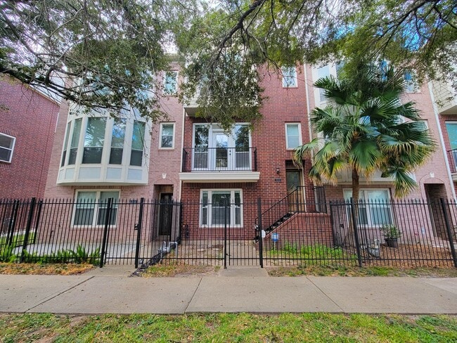 Building Photo - Beautiful Home with a Smart, Functional Fl...