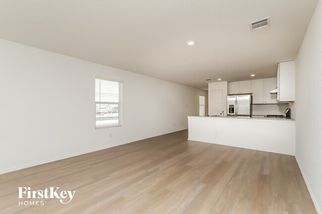 Foto del edificio - 10610 McClintock Dr