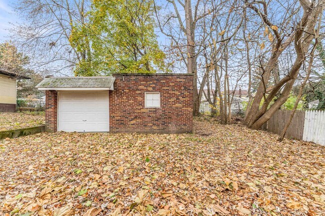 Building Photo - Charming 3-Bedroom Property in Prime Location