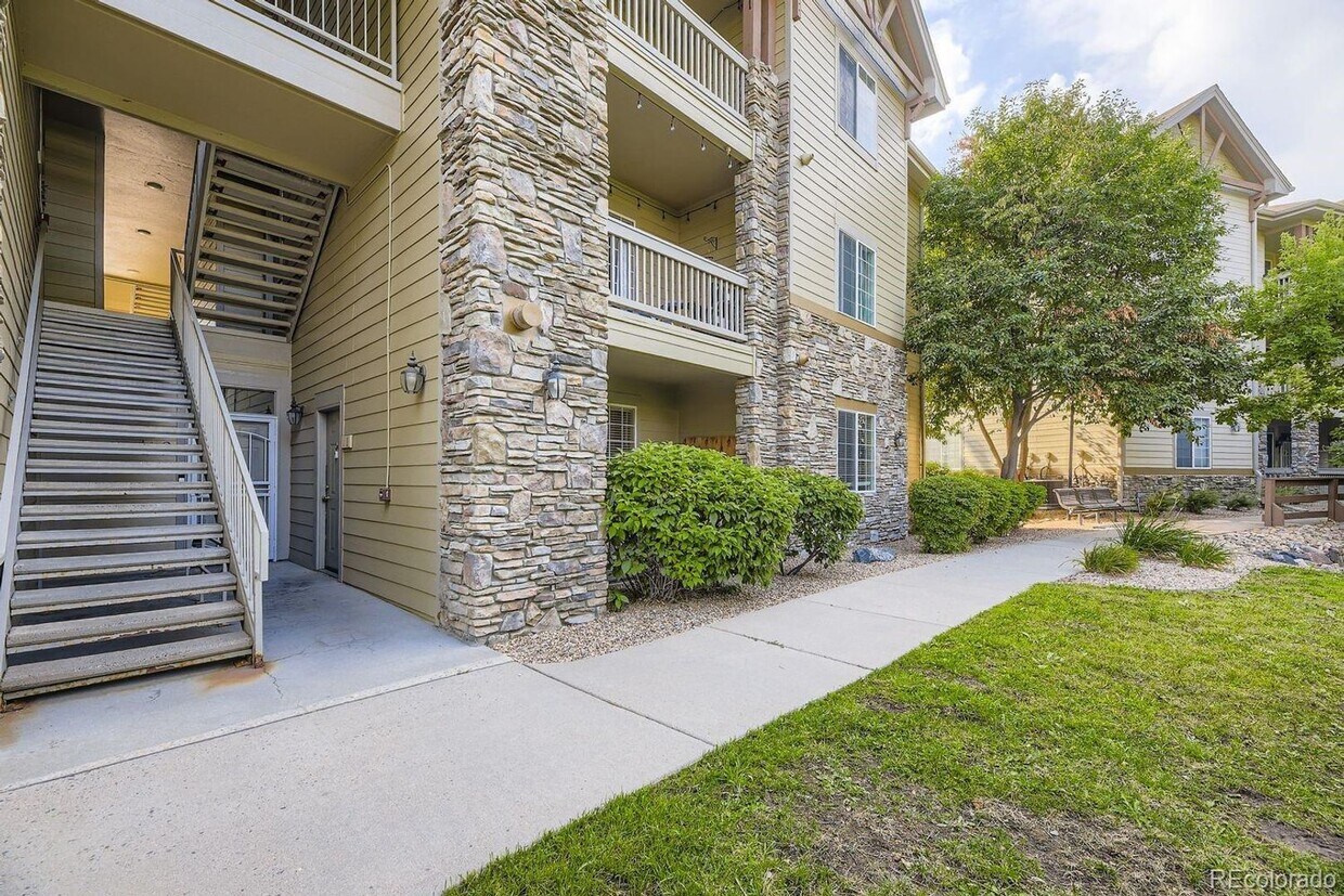 Foto principal - Bright and open three bedroom two full bat...