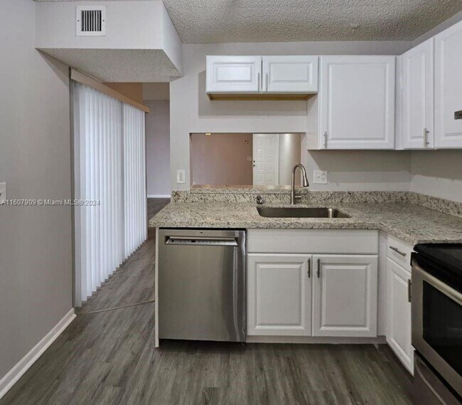 Building Photo - 1024 S Independence Dr