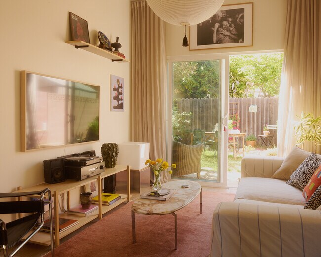 Foto del edificio - 12473 Gilmore Ave