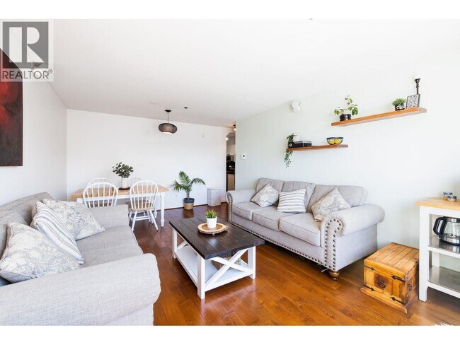 Photo du bâtiment - 118 E 2nd St