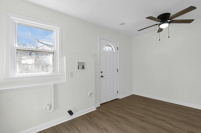 Building Photo - 702 S Hamilton Rd