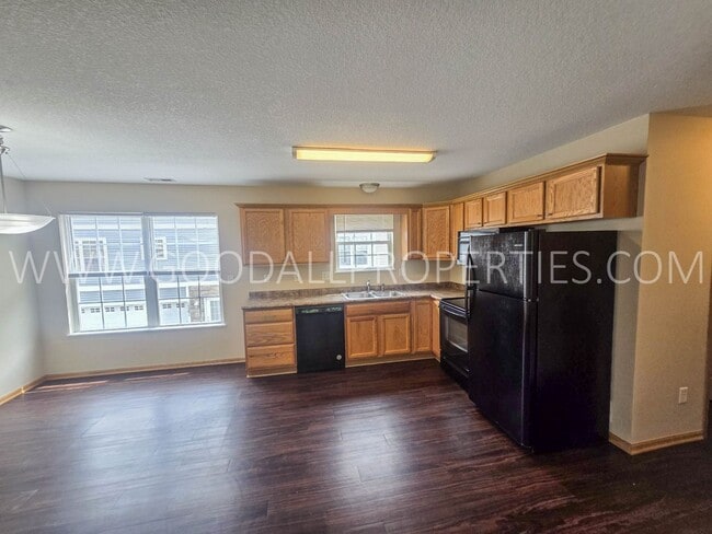 Building Photo - RENT REDUCED!!! 2 Bedroom 2 Bath Townhome in Urbandale with attached 2 car garage!