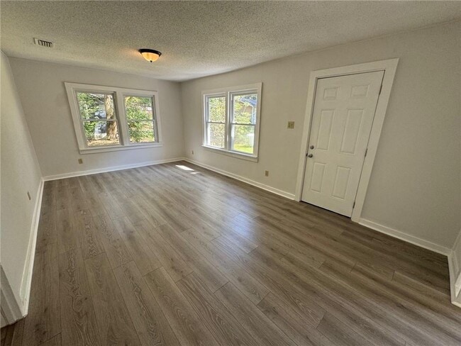 Building Photo - 904 Pansy Ct