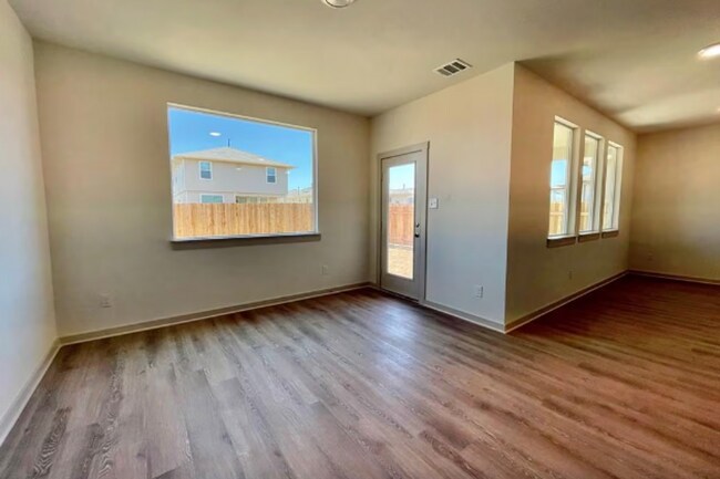 Foto del edificio - Spacious - Like New - 4 Bedrooms - Versatile!