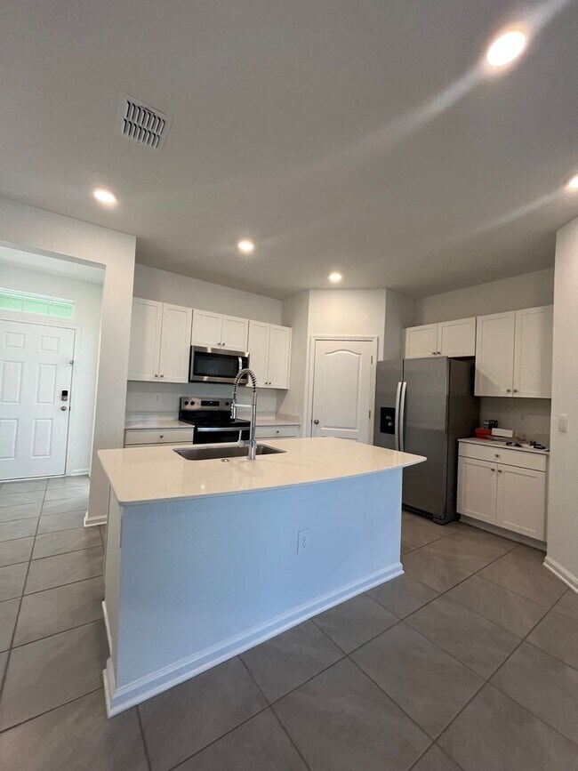 Foto del edificio - Town Home in The Trails -2 Primary Suites!!