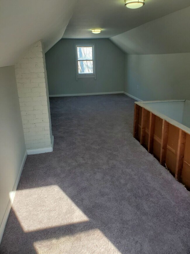 Building Photo - Spacious, centrally located home.