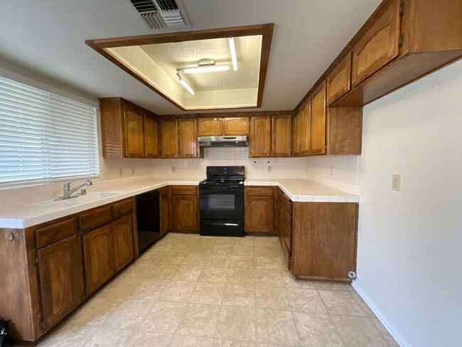 Building Photo - Charming home nestled in desirable Northea...
