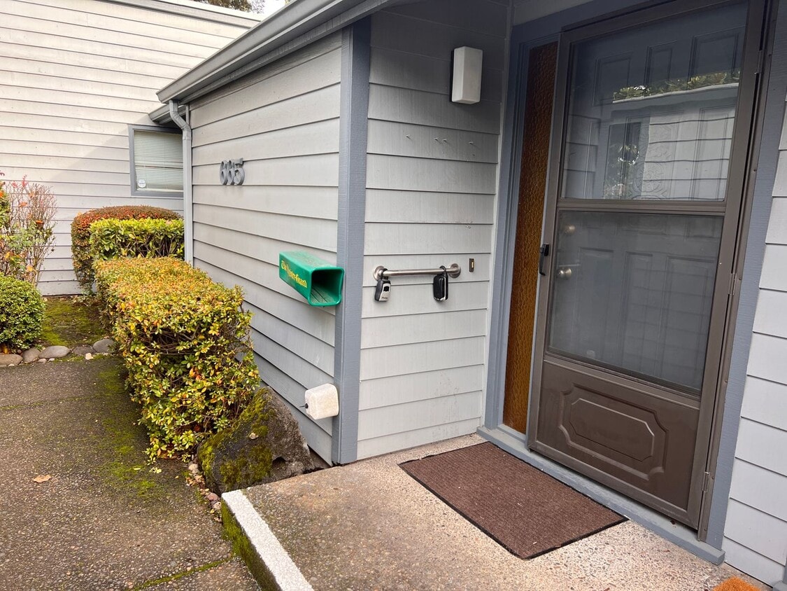 Primary Photo - 2 bed 1.5 bath Eugene townhome