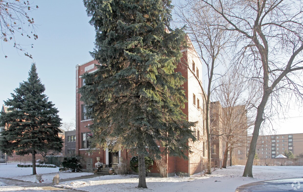 Building Photo - 649-651 E Groveland Park