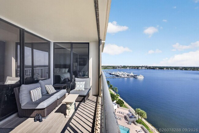 Foto del edificio - 126 Lakeshore Dr