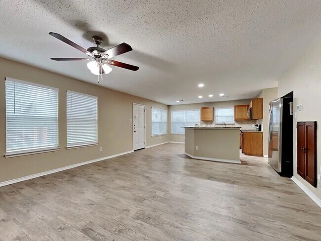 Foto del edificio - 7205 Silktree Ct