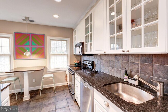 Building Photo - 1612 Beekman Pl NW