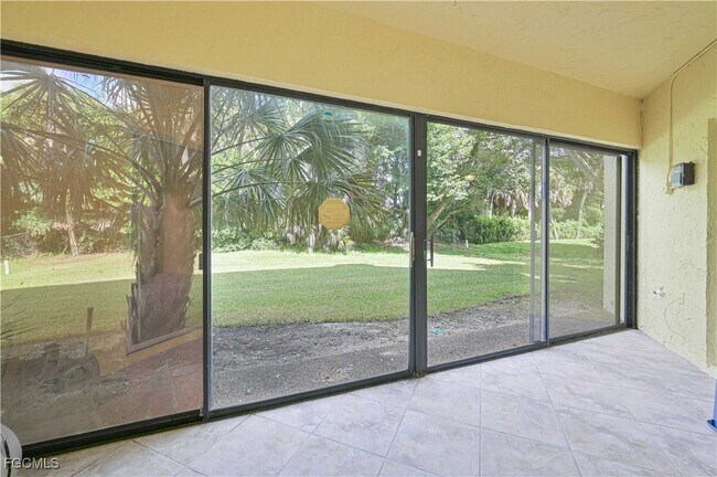 Foto del edificio - 975 Palm View Dr