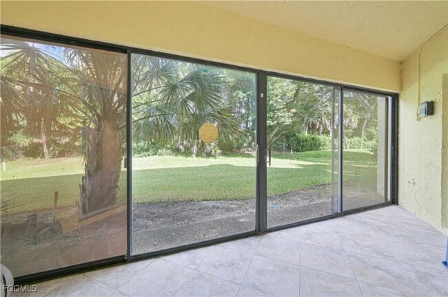 Building Photo - 975 Palm View Dr