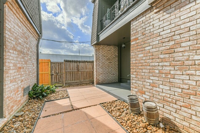 Foto del edificio - 5922 Fairdale Ln