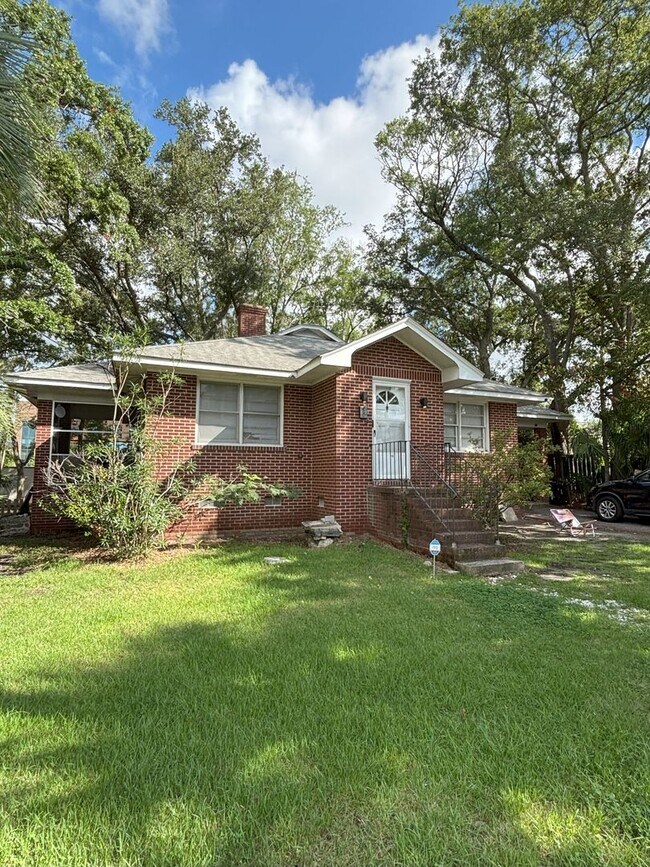 Foto del edificio - 2 Bedroom | 1 Bathroom Home – Downtown Cha...