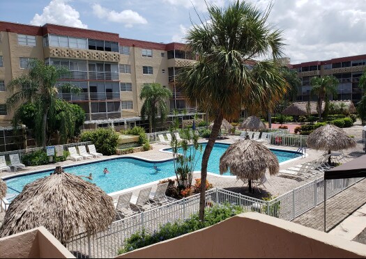 Outdoor Courtyard - 410 NW 68th Ave