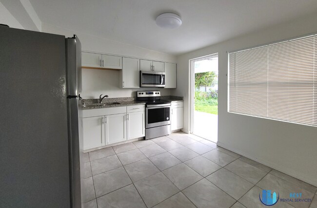 Foto del edificio - COMING SOON! 2/1 House W/ Modern Upgrades ...