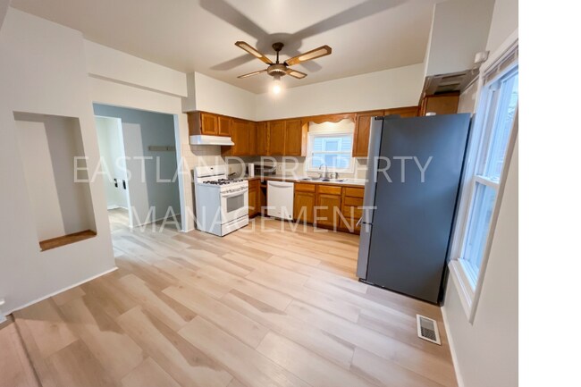 Foto del edificio - 1966 Burr St