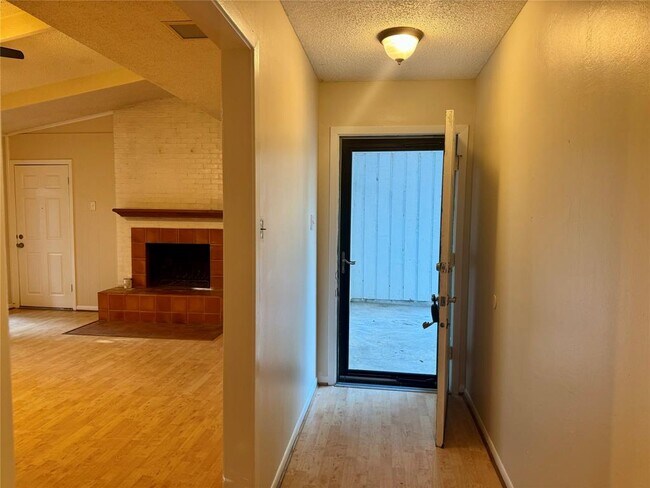 Foto del edificio - 5802 Oakclaire Dr