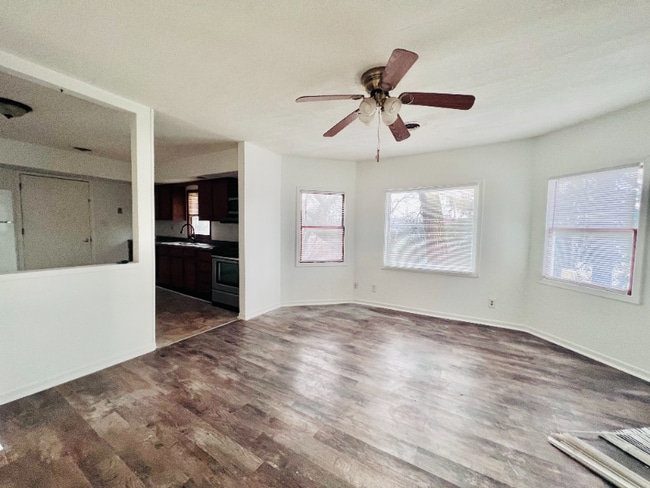 Building Photo - 123 1/2 E Fulton St