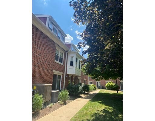 Foto principal - 138 Quincy Shore Dr