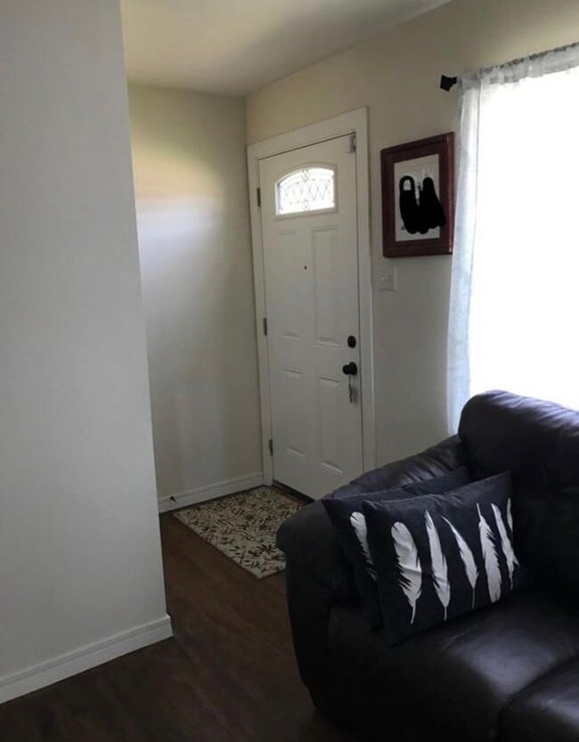 Building Photo - Full of warmth and character