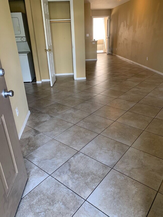 Building Photo - "Charming 2-Bed, 2-Bath Gem in Prime Phoenix Location with 900 Sq Ft of Comfort!"