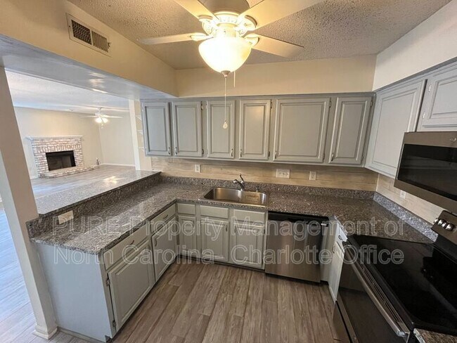 Foto del edificio - 5849 Harris Grove Ln